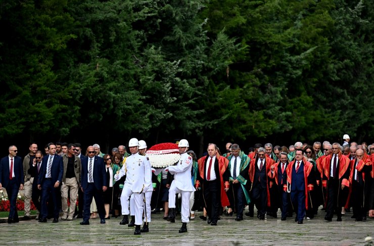 Yargıtay üyeleri, adli yılın açılışı dolayısıyla Anıtkabir'i ziyaret etti