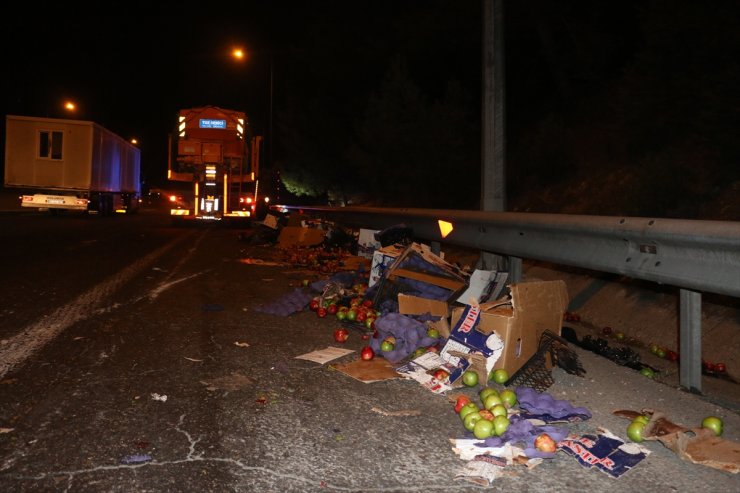 Adana'da iki araç rampayı çıktığı sırada geri geri giden tırla çarpıştı