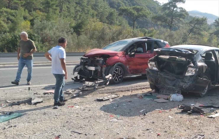 Balıkesir'de bir otomobilin park halindeki araçlara çarpması sonucu 7 kişi yaralandı