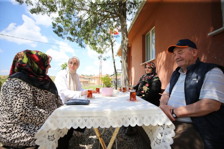 Büyük şehirden uzaklaşmak için gönüllü tayin istediği köyde ebelik yapıyor