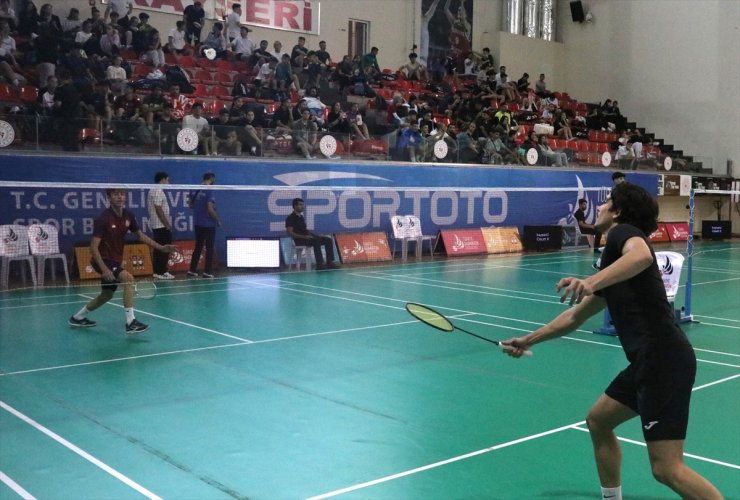 Büyükler Türkiye Badminton Şampiyonası Kayseri'de başladı