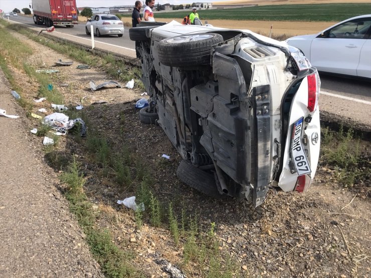 Kırşehir'de refüje devrilen otomobildeki biri bebek 5 kişi yaralandı