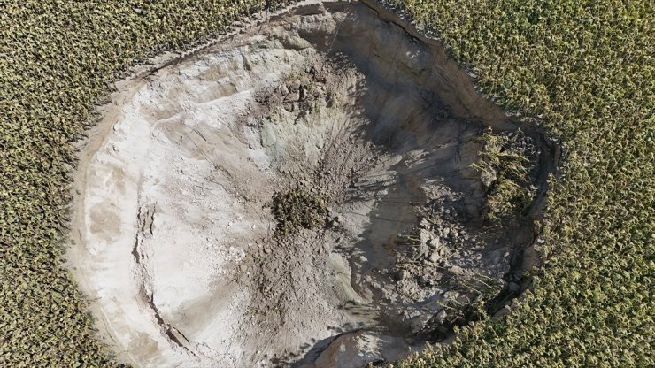 Konya'da 6 metre derinliğinde, 25 metre çapında yeni obruk oluştu