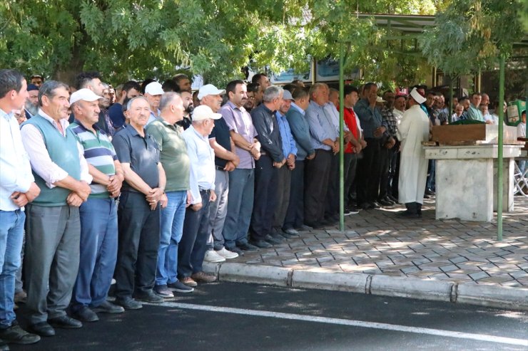 Niğde'de baraj gölünde cesetleri bulunan baba ve kızı toprağa verildi