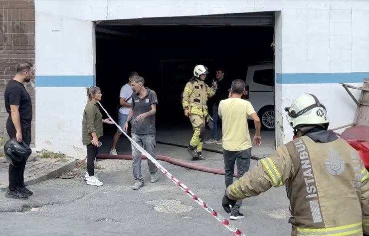 GÜNCELLEME - Şişli'de bir plazanın bodrum katında çıkan yangın söndürüldü