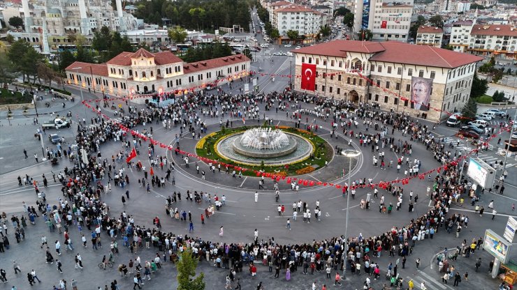 Sivas'ta 1058 kişi aynı anda halay çekti