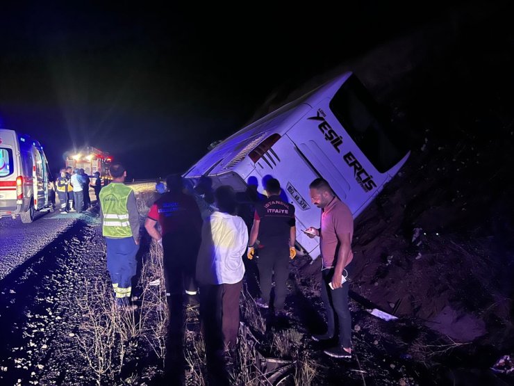 Sivas'ta yolcu otobüsünün devrilmesi sonucu 10 kişi yaralandı