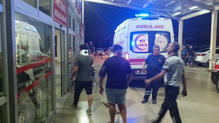 Adana'da 2 otomobil çarpıştı 6 kişi yaralandı