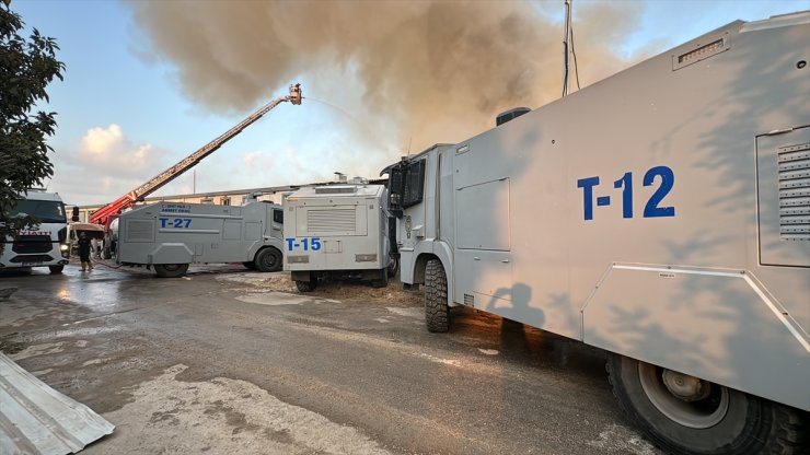 GÜNCELLEME 2 - Adana'da kırtasiye malzemeleri bulunan depoda çıkan yangında 10 iş yeri zarar gördü