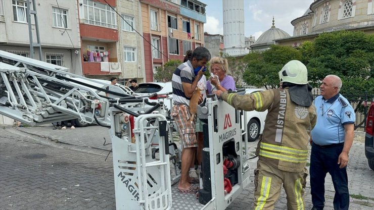 Esenyurt'ta bir apartmandaki yangında 4 kişi dumandan etkilendi, 3 kişi mahsur kaldı