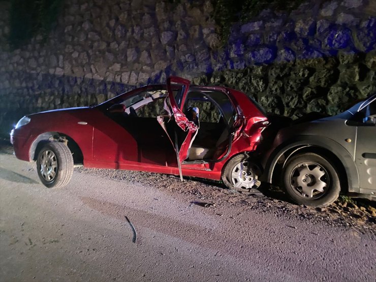 GÜNCELLEME - Karabük'te 2 aracın karıştığı trafik kazasında 1 kişi öldü, 3 kişi yaralandı