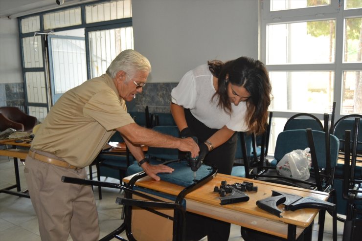 Manisalı Hatice öğretmen bir ay çalışarak okulun eşyalarını yeniledi