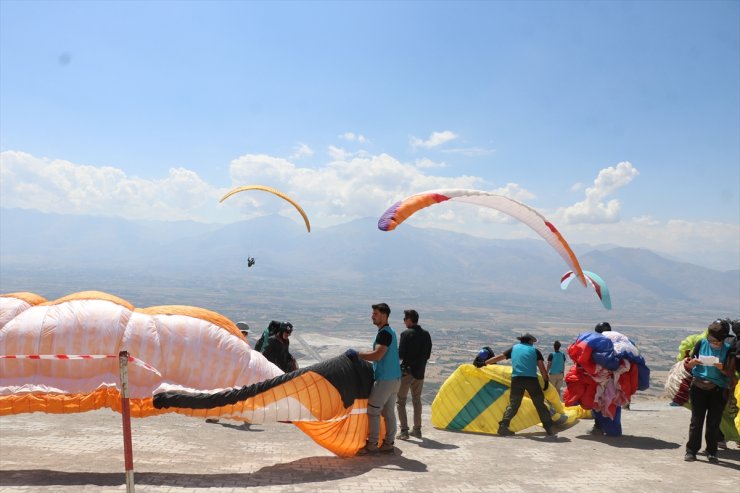 Orkut Baysal Yamaç Paraşütü Türkiye Şampiyonası, Erzincan’da başladı