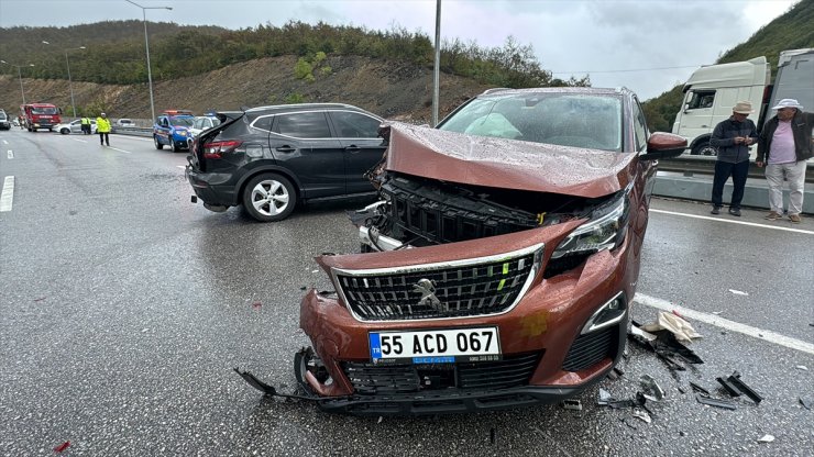 Samsun'da zincirleme trafik kazasında 5 kişi yaralandı