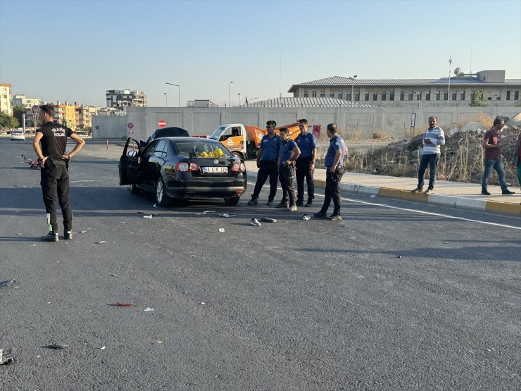 Şanlıurfa'da otomobil ile çarpışan elektrikli bisikletteki 1 kişi öldü, 1 kişi yaralandı