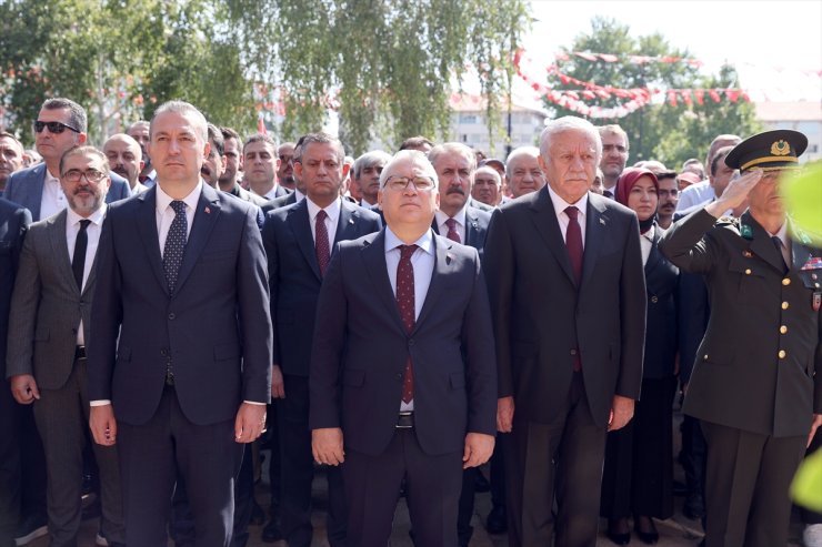 TBMM Başkanvekili Adan ve CHP Genel Başkanı Özel, Sivas Kongresi'nin temsili canlandırılmasını izledi