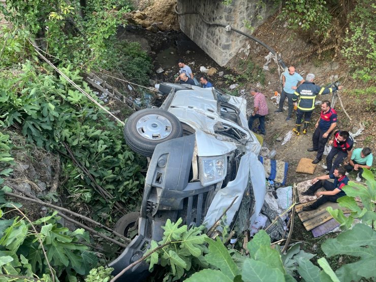 Tokat'ta fındık işçilerini taşıyan minibüs devrildi, 20 kişi yaralandı