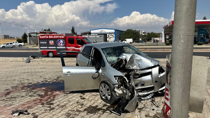 Adıyaman'da elektrik direğine çarpan otomobilin sürücüsü öldü