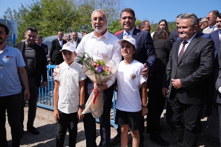 Bakan Işıkhan, Düzce'de mevsimlik tarım işçileriyle fındık topladı