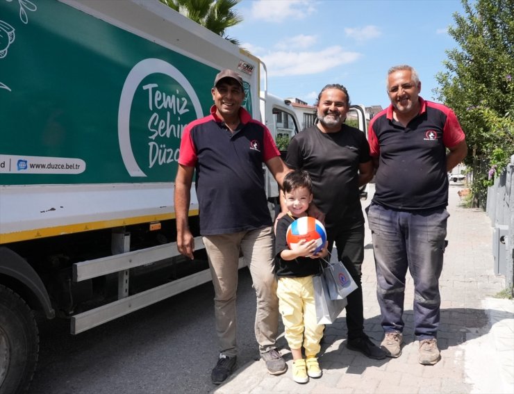 Düzce'de temizlik işçilerinden her gün kendilerini selamlayan çocuğa hediye jesti