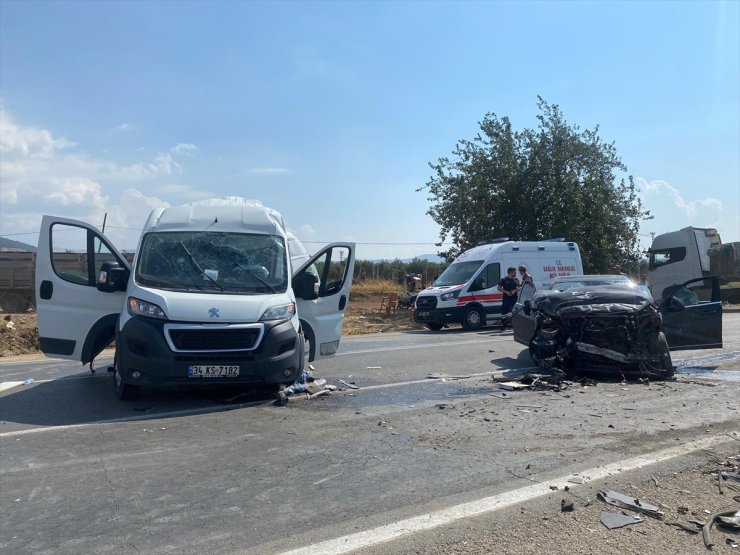 Gaziantep’te kamyonetle otomobilin çarpıştığı kazada 3 kişi yaralandı