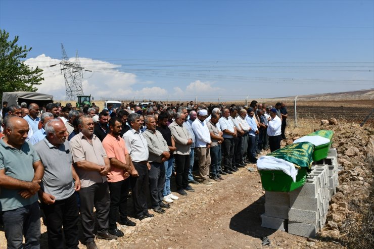 Gaziantep'te trafik kazasında ölen kardeşler Adıyaman'da toprağa verildi