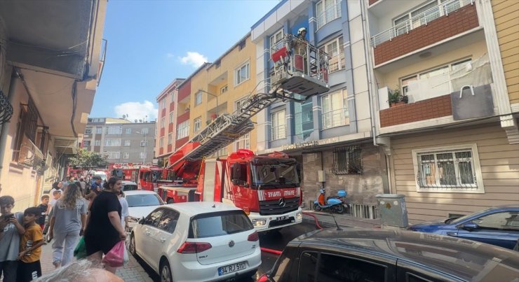 Gaziosmanpaşa'da bir apartmanda çıkan ve 2 binanın çatısına sıçrayan yangın söndürüldü