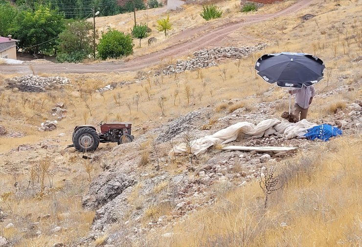 Malatya'da devrilen traktörün sürücüsü öldü