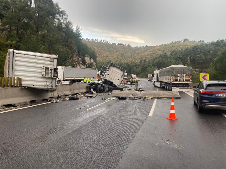 Mersin'de zincirleme trafik kazasında 2 kişi yaralandı