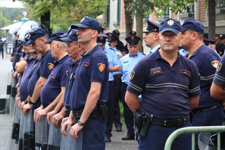 Arnavutluk'ta Belediye Başkanı Veliaj'ın istifası talebiyle yapılan protestolar sürüyor