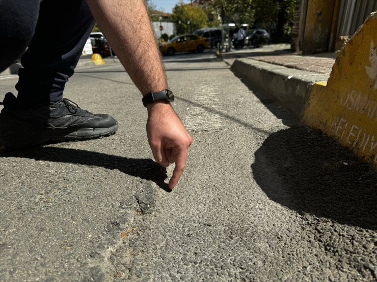 Bursa'da esnaf, yayaların düşmesine neden olan asfalttaki bozukluğun giderilmesini istedi