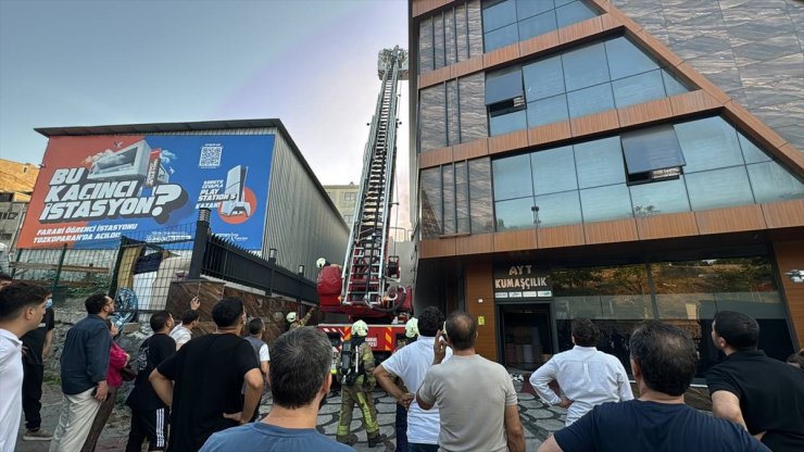 Güngören'de kumaş imalathanesinde çıkan yangında hasar oluştu