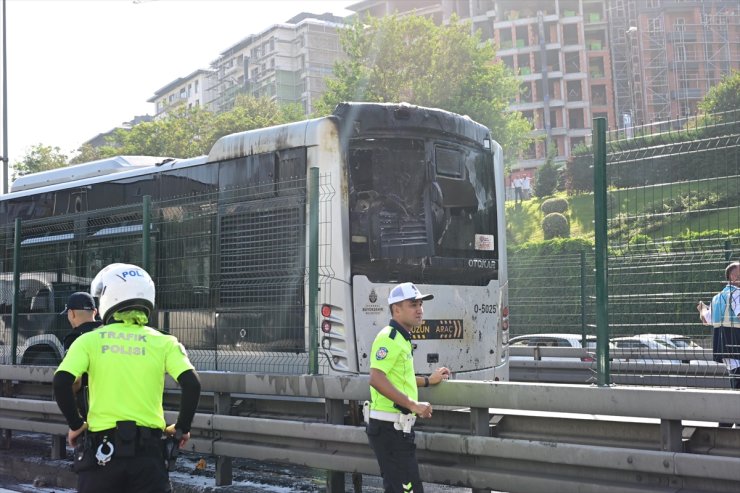 GÜNCELLEME - İstanbul'da metrobüste çıkan yangın söndürüldü