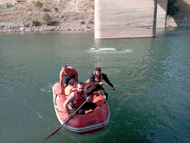 Tunceli'de akarsuya düşen otomobildeki 4 kişi kurtarıldı