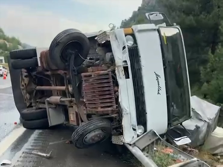 Adana'da zincirleme trafik kazasında 2 kişi yaralandı