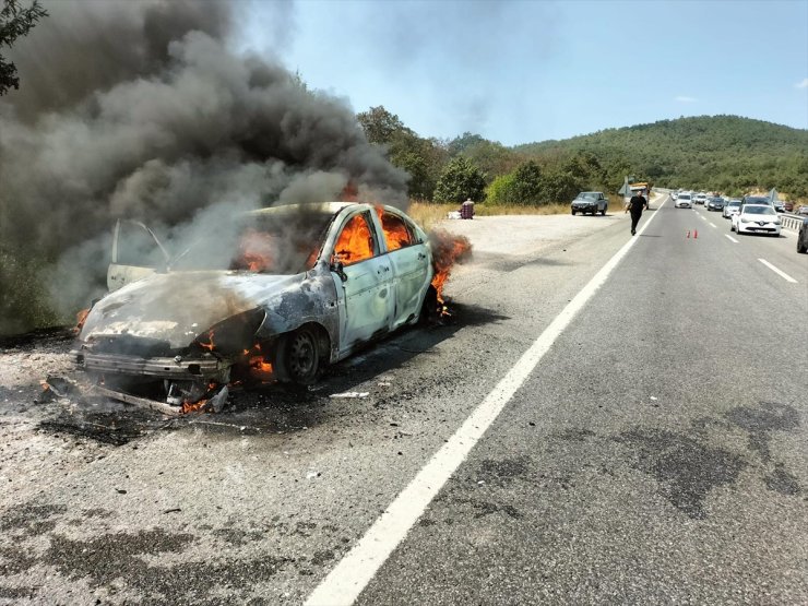 Balıkesir'de otomobilde başlayıp ormana sıçrayan yangın söndürüldü