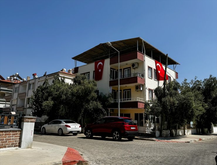 İsrail askerlerince öldürülen Ayşenur Ezgi Eygi'nin Didim'deki dede evine Türk bayrakları asıldı