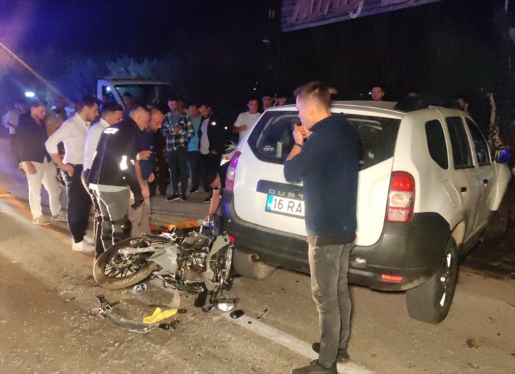 Bursa'da dönüş yapan otomobile çarpan motosikletteki 2 kardeş yaralandı