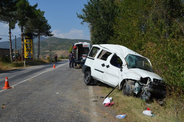 Çorum'da hafif ticari aracın devrilmesi sonucu 4 kişi yaralandı