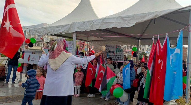 Erzurum'da hekimler ve sağlık çalışanları sağanak altında Gazze için "sessiz yürüyüş" yaptı