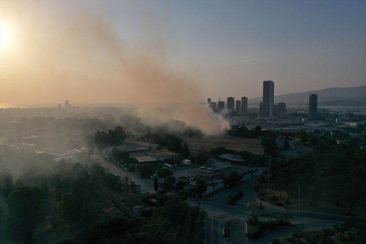 İzmir'de su depolama sahasındaki arazide çıkan yangın kontrol altına alındı