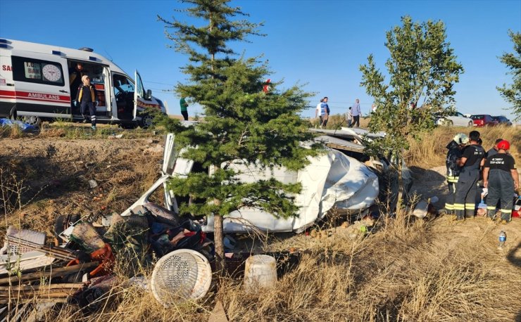 Konya'da minibüs ile traktörün çarpıştığı kazada 2 kişi öldü, 9 kişi yaralandı