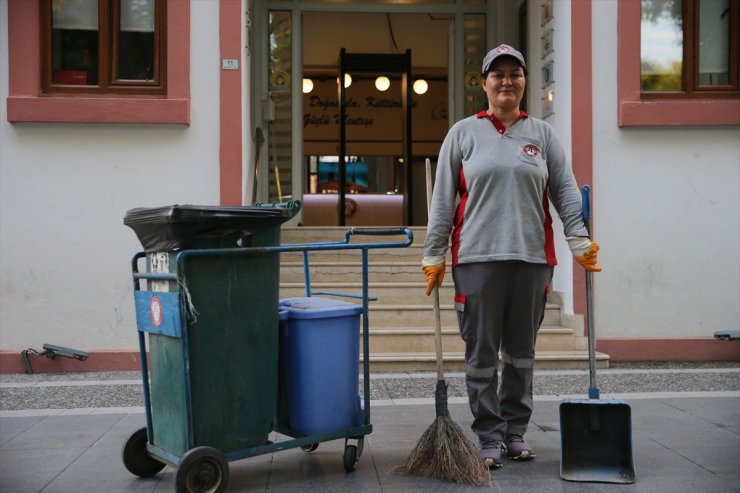 Muğla'da temizlik işçisi kadının üniversite hayali gerçek oldu