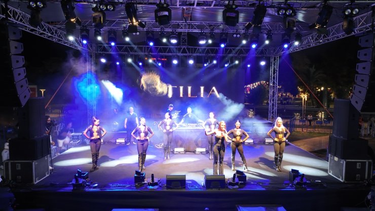 Romanyalı şarkıcı Otilia, Antalya'da konser verdi