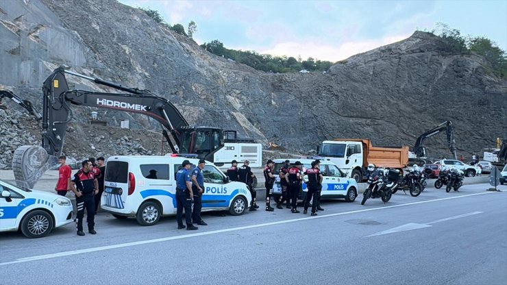 Samsun'da taş ocağındaki patlatma sırasında fırlayan taşlar araçlara çarptı, 4 kişi yaralandı