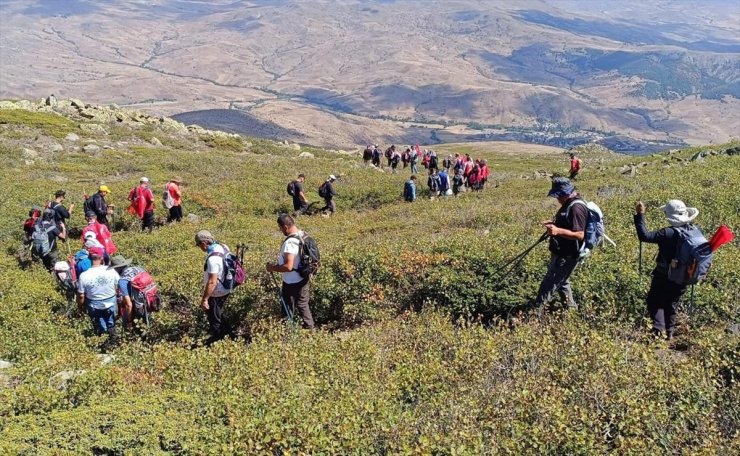 Sivas Kongresi'nin 105. yıl dönümünde dağcılar Yıldız Dağı'na tırmandı