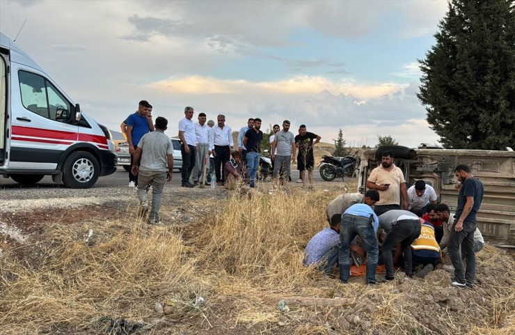 Adıyaman'da devrilen hafif ticari araçtaki 2 kişi yaralandı