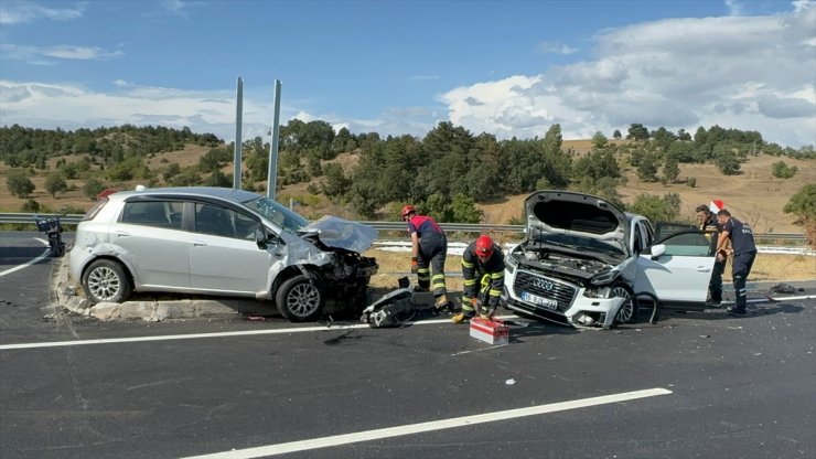 Bilecik'te iki otomobilin çarpıştığı kazada 5 kişi yaralandı