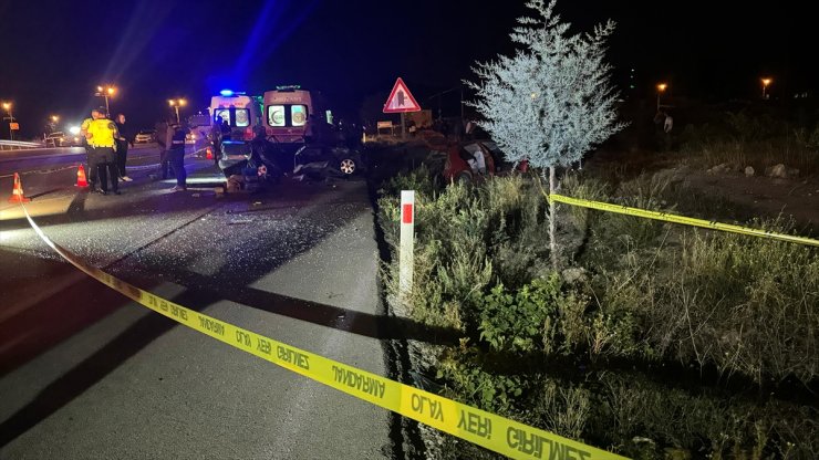 Burdur'da iki otomobilin çarpışması sonucu 2 kişi öldü, 3 kişi yaralandı