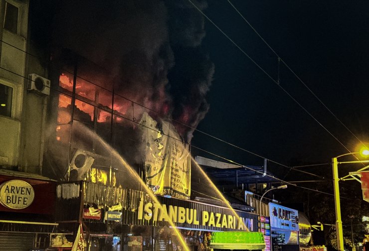 Bursa'da alışveriş merkezinde çıkan yangın nedeniyle 2 otel boşaltıldı